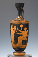 Ερυθρόμορφη Λήκυθος. 470-460 π.Χ.. Από την Ερέτρια
Αθήνα, Εθνικό Αρχαιολογικό Μουσείο, 1304
Η καθιστή γυναίκα δέχεται το μικρό αγόρι της από νεαρή γυναίκα.