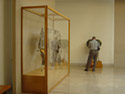Άποψη της έκθεσης του μουσείου με την προθήκη του αργυρού ταύρου