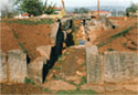 Άποψη του δρόμου και της εισόδου του θολωτού τάφου
