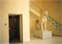 Ο ανελκυστήρας στο ισόγειο του κτιρίου του Αρχαιολογικού Μουσείου Πειραιά