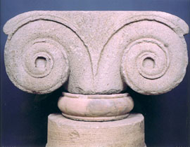 Main aspect of the aeolic column capital
