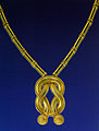 Necklace in 22K gold with a "knot-of-Herakles" pendant, from the Classical-Hellenstic" Collection (1957)