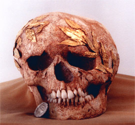 Front side of the head with the golden wrearth